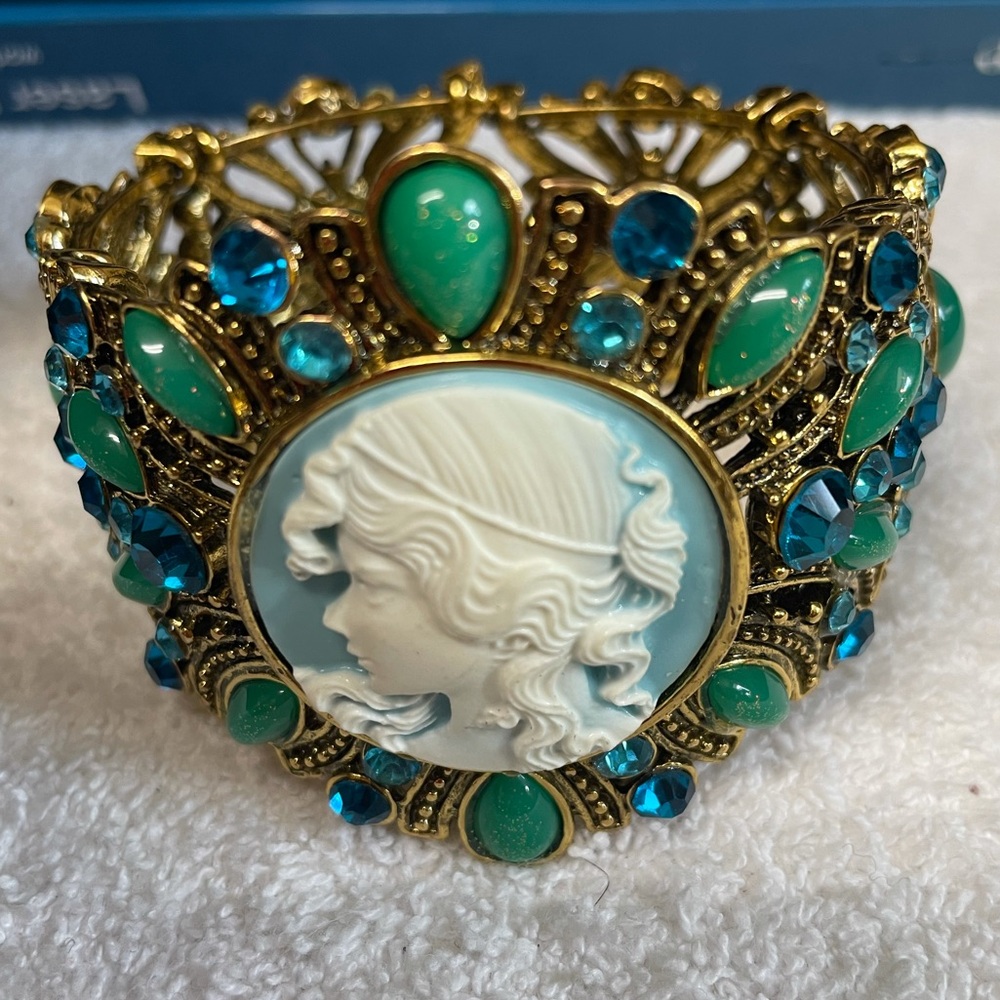 Vintage Carved Cameo Bracelet